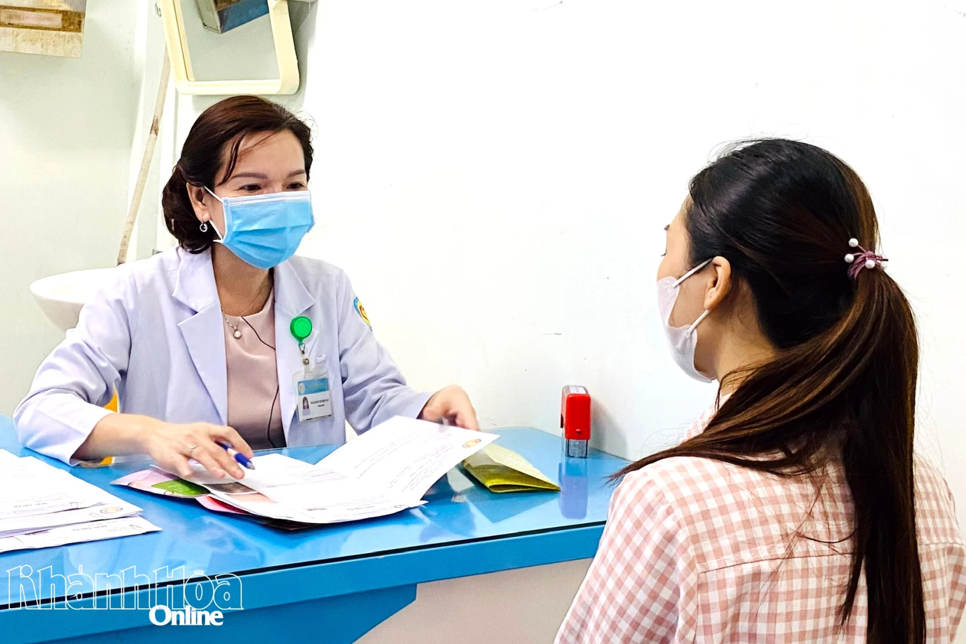Tư vấn sức khỏe sinh sản cho phụ nữ trong độ tuổi sinh đẻ tại Khoa Chăm sóc sức khỏe sinh sản.