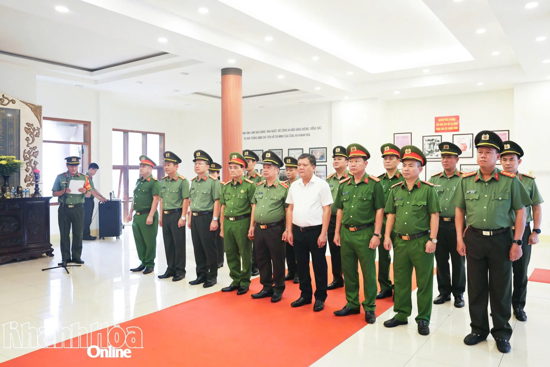 Đồng chí Trần Phong cùng lãnh đạo Công an tỉnh tham dự lễ dâng hoa, dâng hương tưởng nhớ Chủ tịch Hồ Chí Minh.