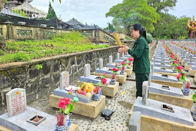 Dâng hương tri ân các anh hùng liệt sĩ ở Nghĩa trang liệt sĩ quốc gia Trường Sơn.
