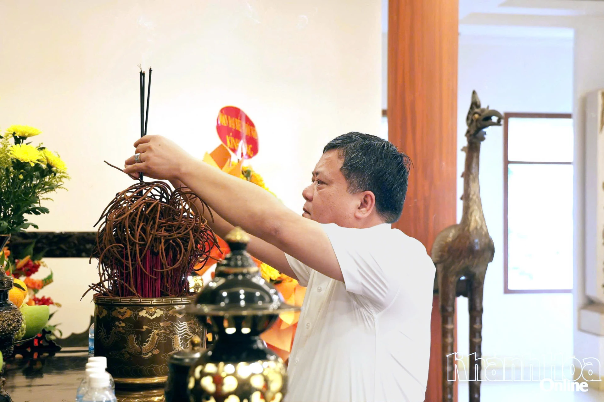 Đồng chí Trần Phong dâng hương tưởng nhớ Chủ tịch Hồ Chí Minh.