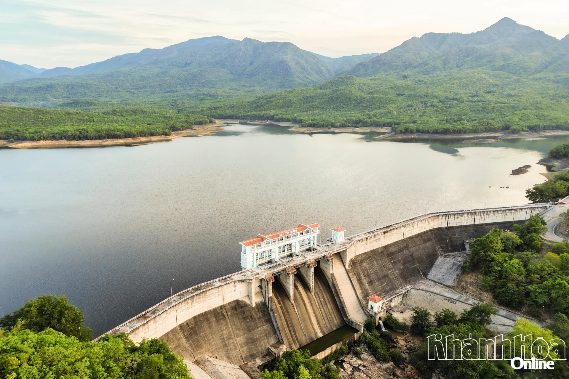 Hồ Tân Giang (xã Phước Hà) tích trữ 9,38 triệu m³ nước, đạt 70,1% dung tích thiết kế, 
bảo đảm nguồn nước phục vụ sản xuất vụ hè thu. 