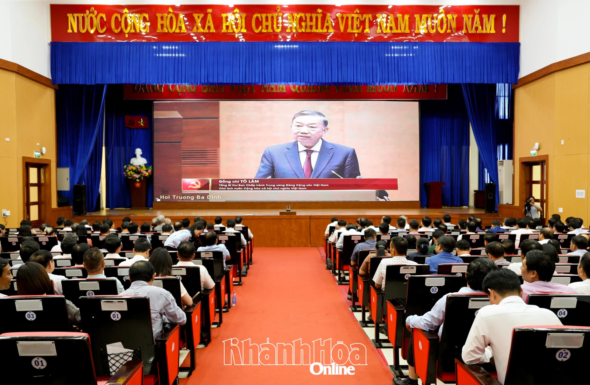 Các đại biểu tại điểm cầu tỉnh Khánh Hòa theo dõi Tổng Bí thư, Chủ tịch nước Tô Lâm phát biểu chỉ đạo.