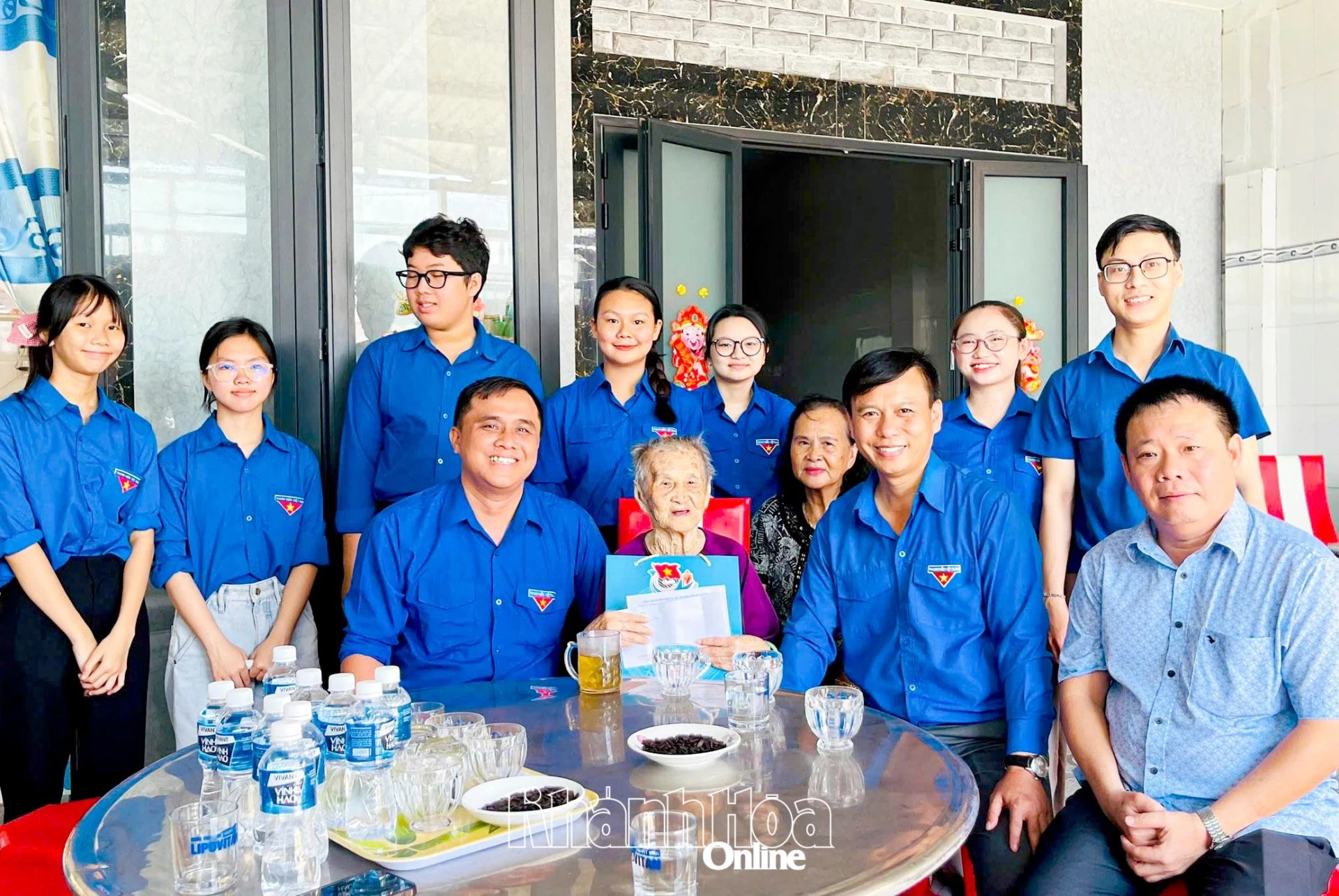 Lãnh đạo Tỉnh đoàn thăm, tặng quà Bà mẹ Việt Nam anh hùng Lê Thị Hự (xã Cà Ná).