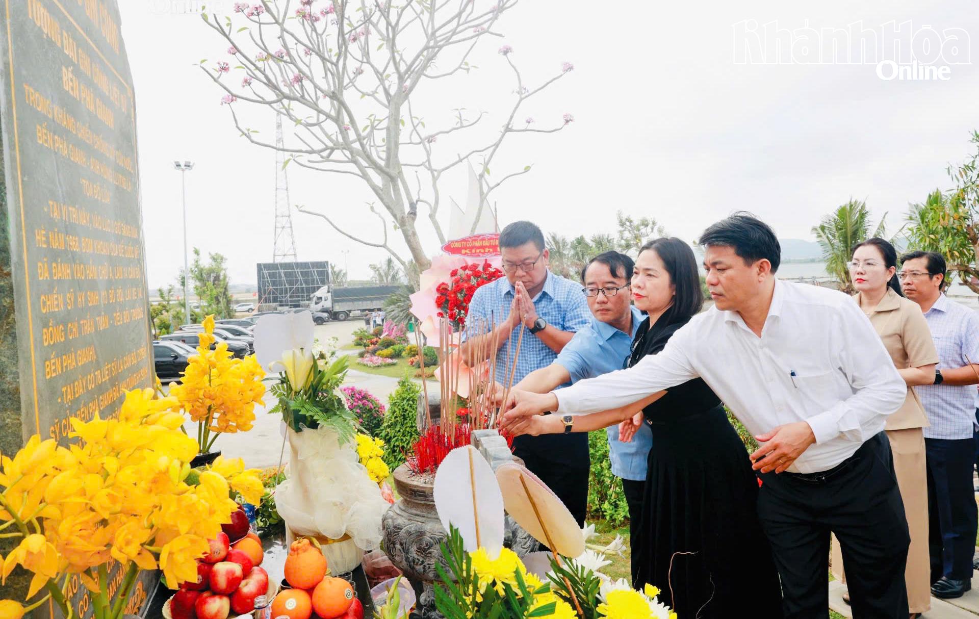 Đoàn công tác tỉnh Khánh Hòa dâng hương tại Bia ghi công ở Khu di tích quốc gia đặc biệt Bến phà Gianh