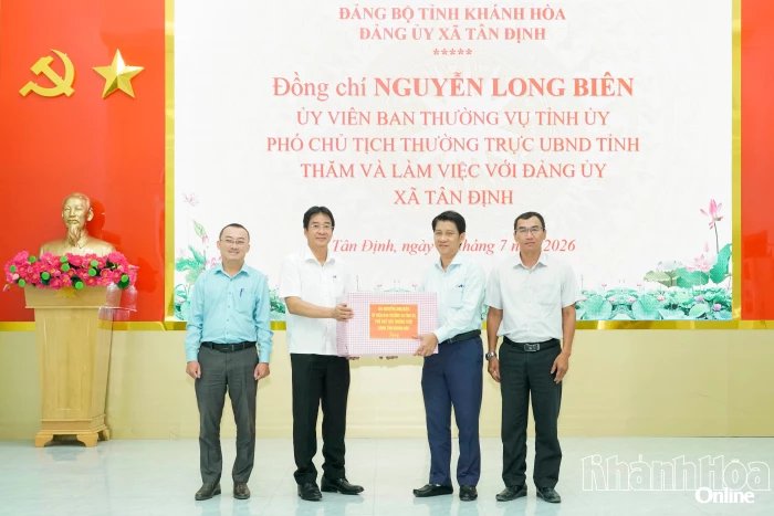 Phó Chủ tịch Thường trực UBND tỉnh Nguyễn Long Biên làm việc với Đảng ủy xã Tân Định