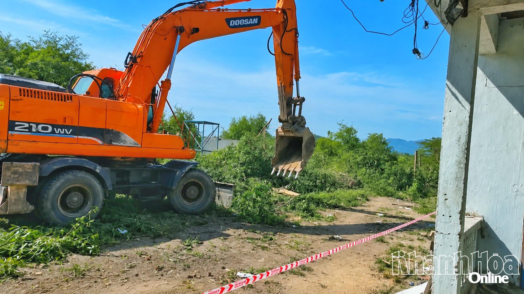 Phương tiện được huy động để thực hiện cưỡng chế thu hồi đất.