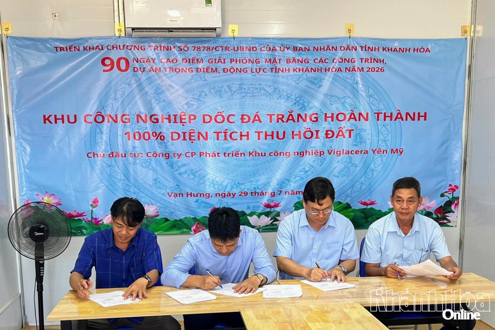 Địa phương ký biên bản bàn giao đất cho chủ đầu tư và nhà thầu thi công dự án.