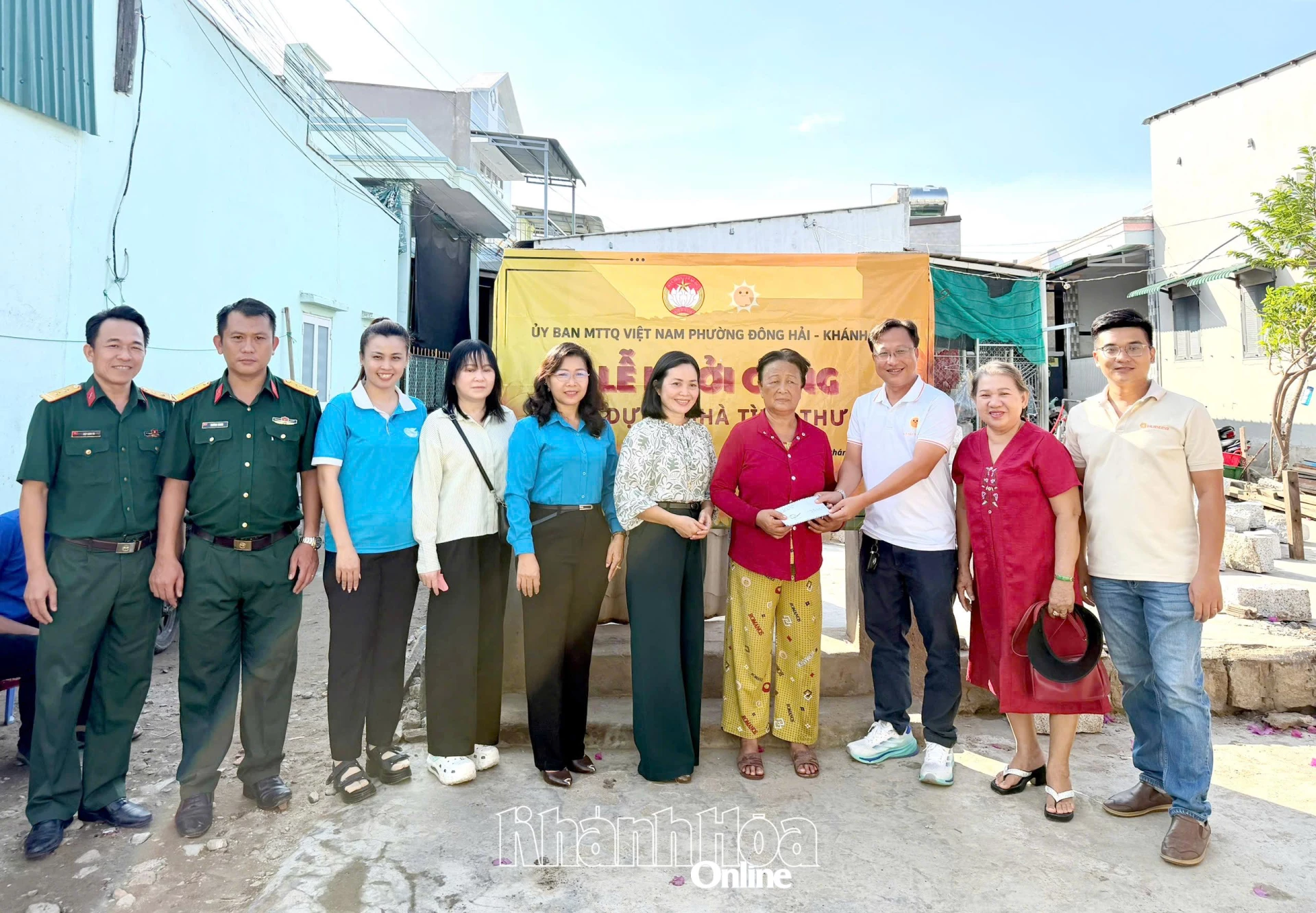 Ủy ban MTTQ Việt Nam phường Đông Hải và đơn vị tài trợ trao tiền hỗ trợ đợt 1 cho gia đình ông Hồ Giang.