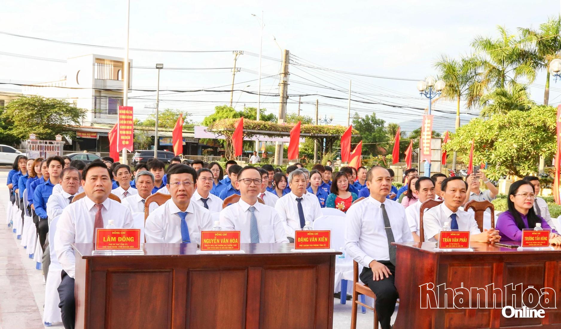 Đồng chí Lâm Đông và các đại biểu tham dự buổi lễ.
