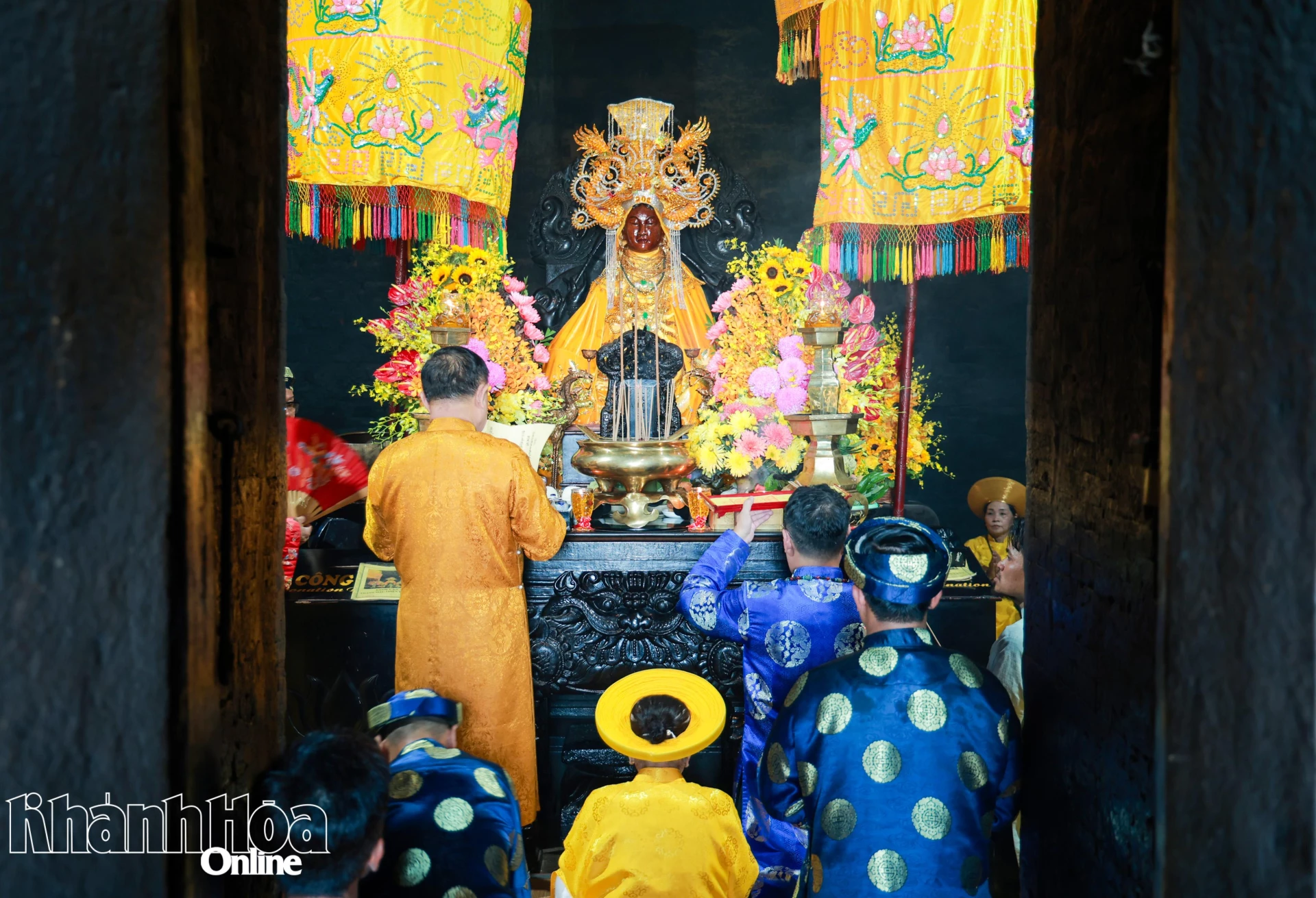 Hình ảnh về tượng Nữ thần Pô Nagar trong tháp chính.