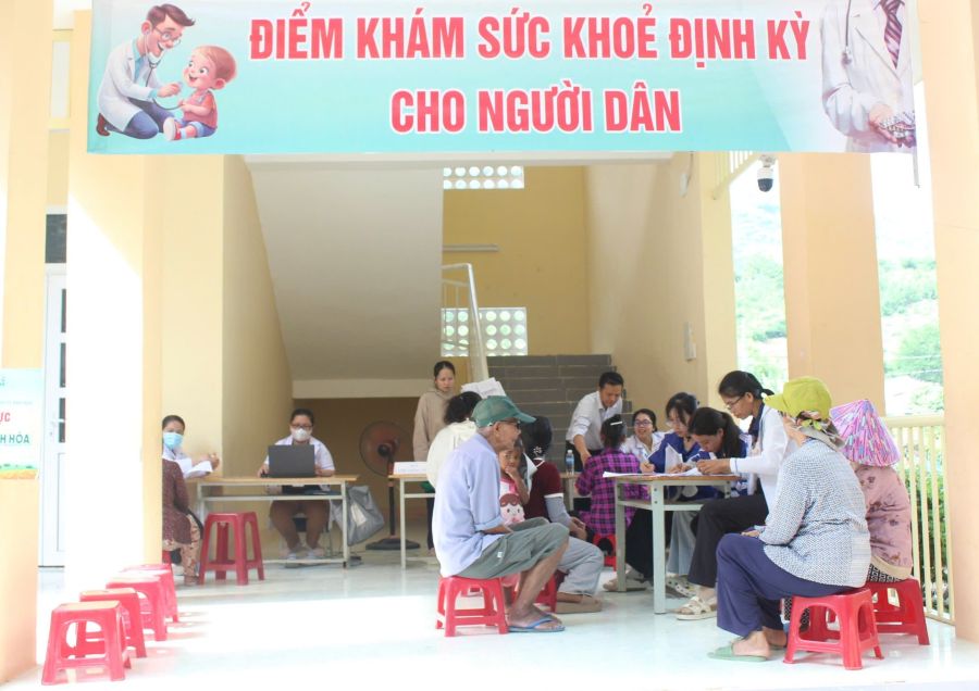 Người dân xã Công Hải tới khám sức khỏe tại chương trình.