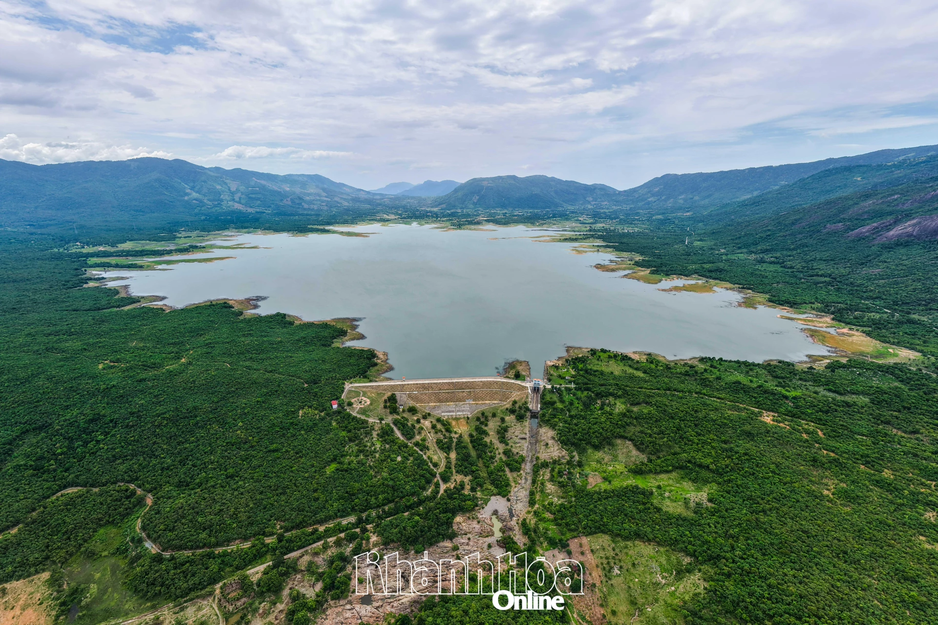 Hồ chứa nước Sông Sắt thuộc địa bàn xã Bác Ái Đông. Hồ được đầu tư xây dựng và khởi công cuối năm 2004, khánh thành năm 2007.