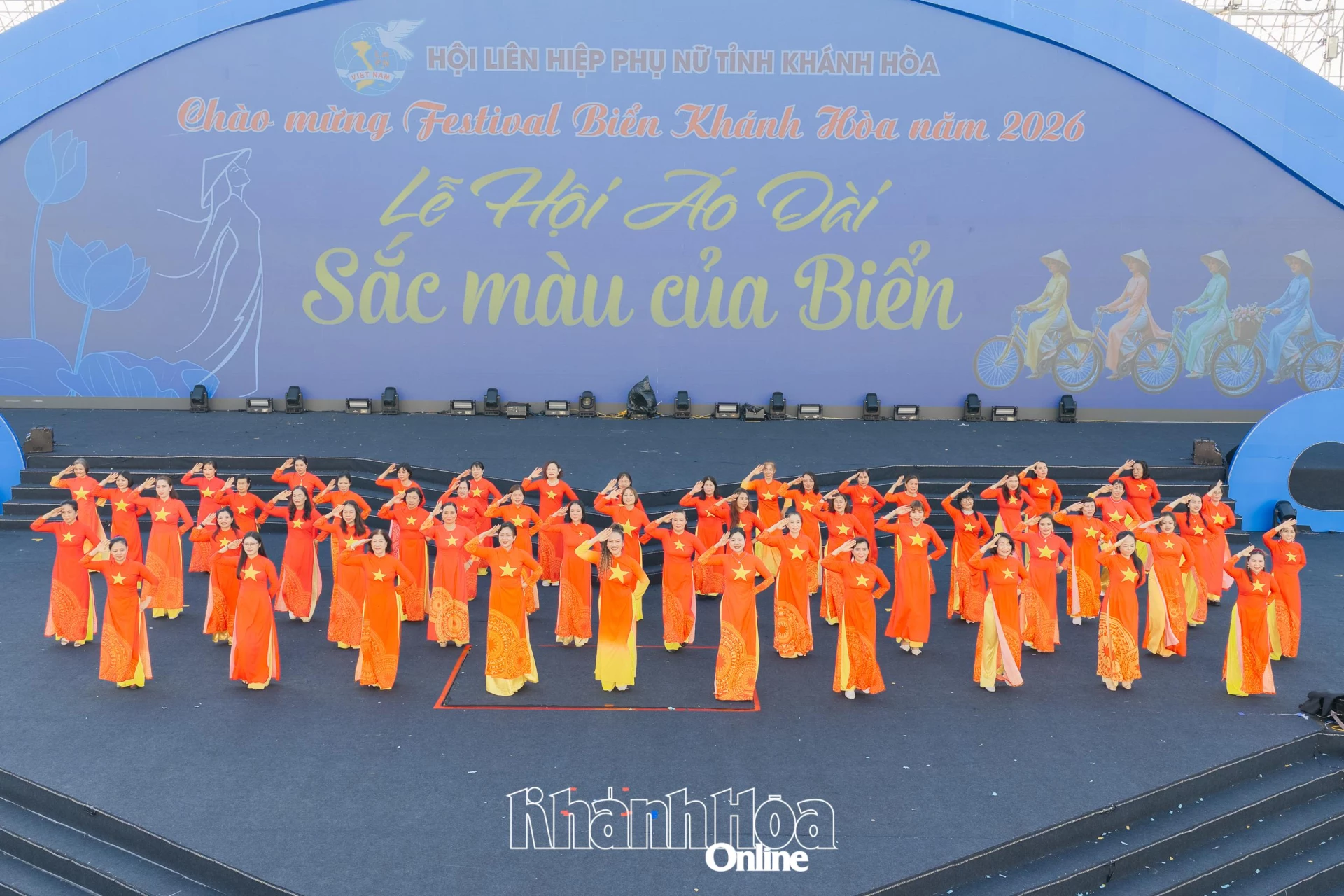 Phụ nữ phường Bắc Nha Trang đồng diễn dân vũ bài Việt Nam ngày quang vinh. Ảnh: VƯƠNG MẠNH CƯỜNG.