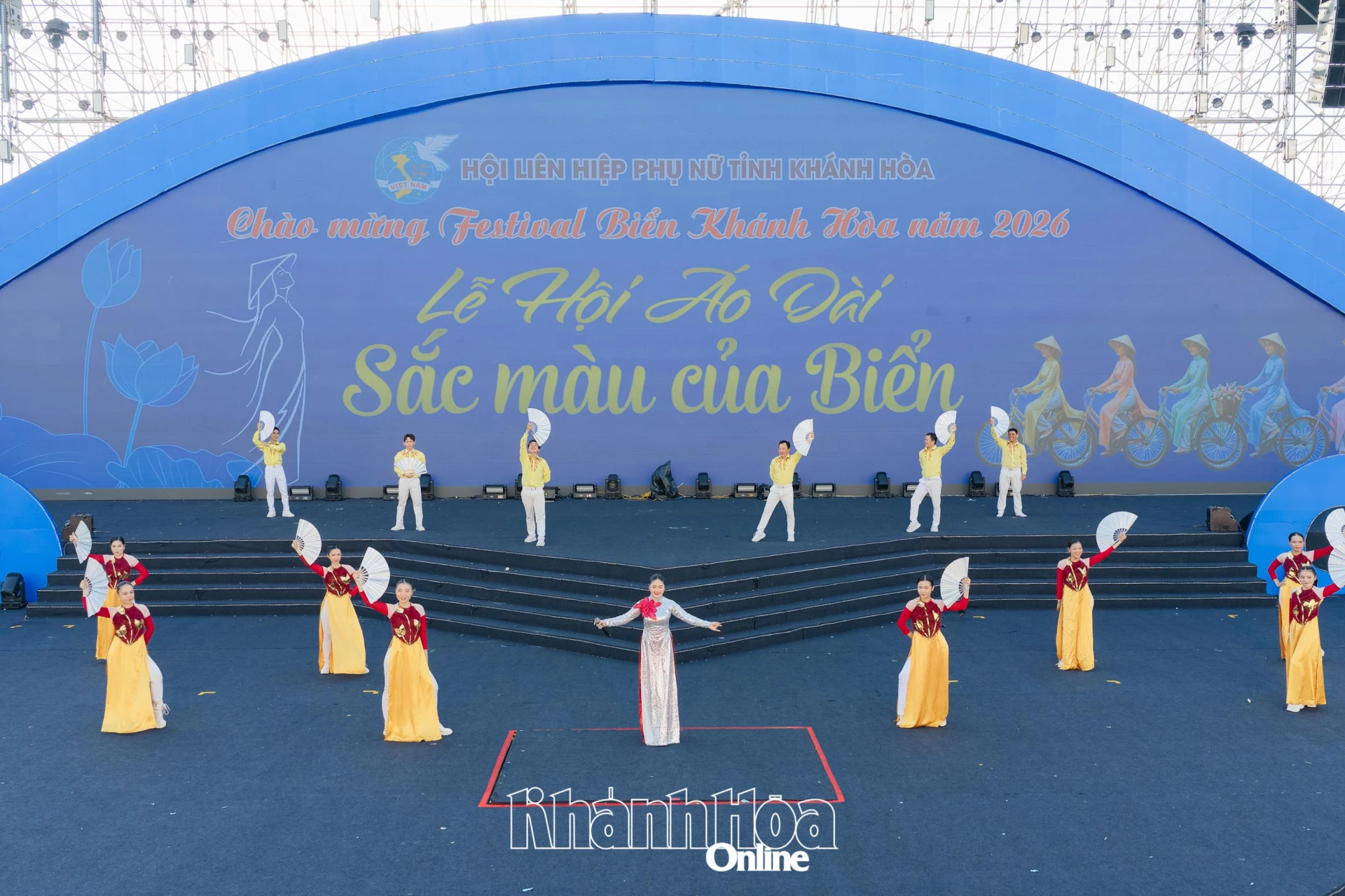 Một tiết mục văn nghệ tại chương trình. Ảnh: VƯƠNG MẠNH CƯỜNG.