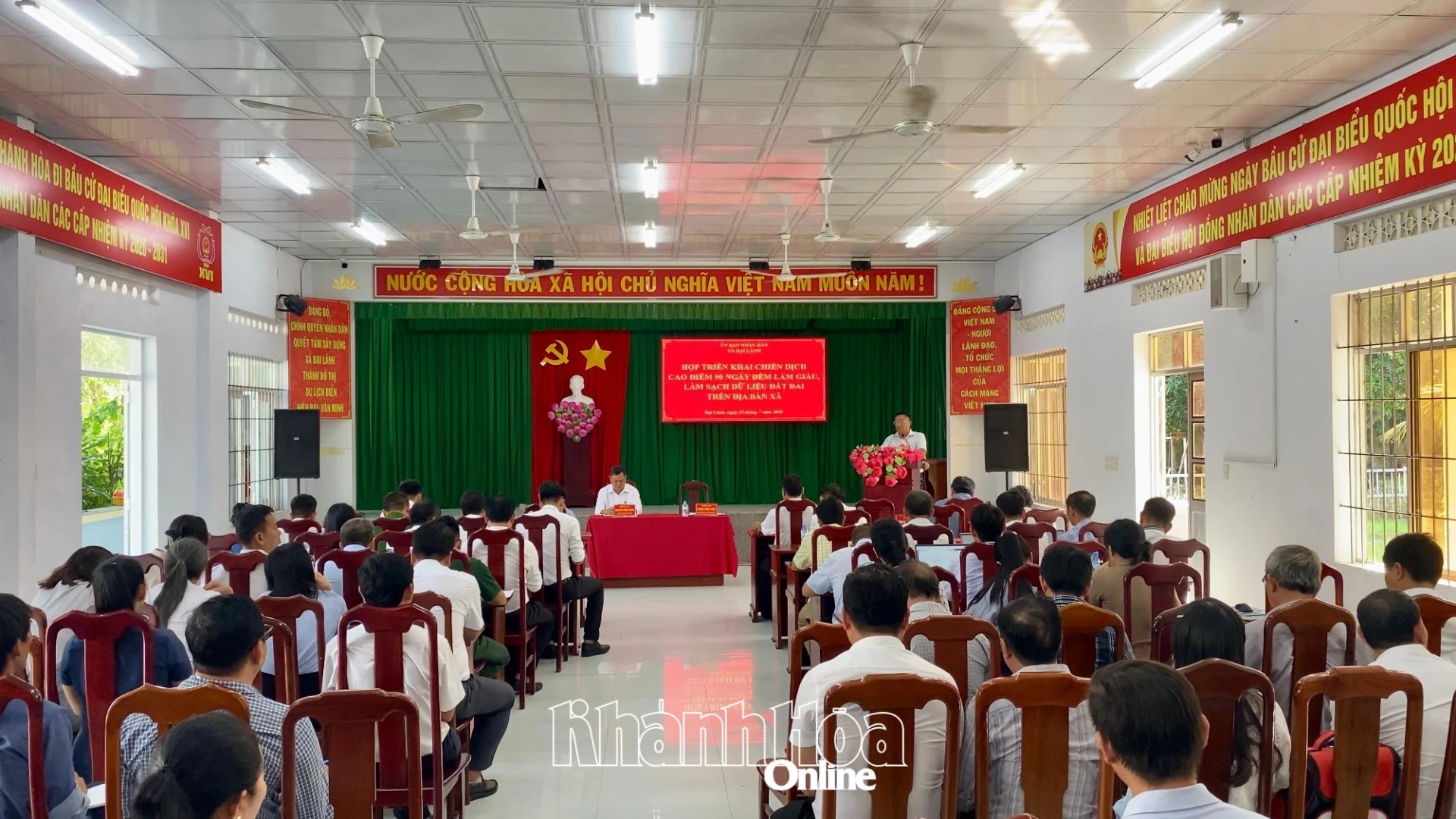 Quang cảnh cuộc họp.