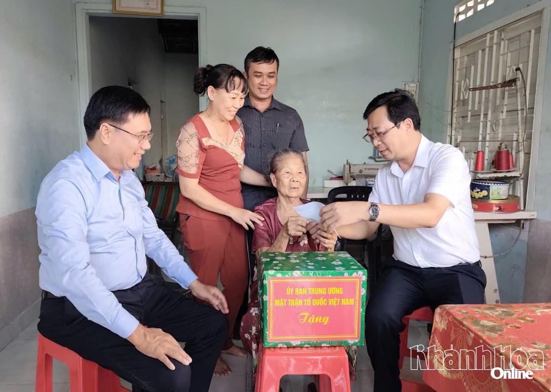 Đoàn công tác trao quà cho bà Nguyễn Thị Nết.
