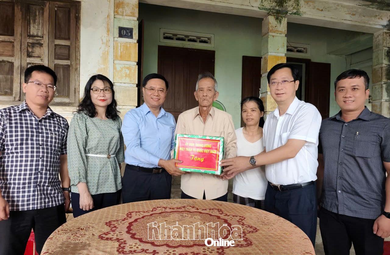 Đoàn công tác trao quà cho gia đình ông Lê Văn Ba.