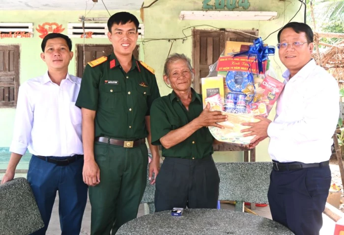 Xã Thuận Bắc thăm, tặng quà người có công với cách mạng