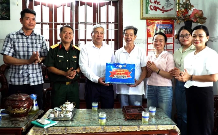 Phường Cam Ranh thăm, tặng quà các gia đình chính sách