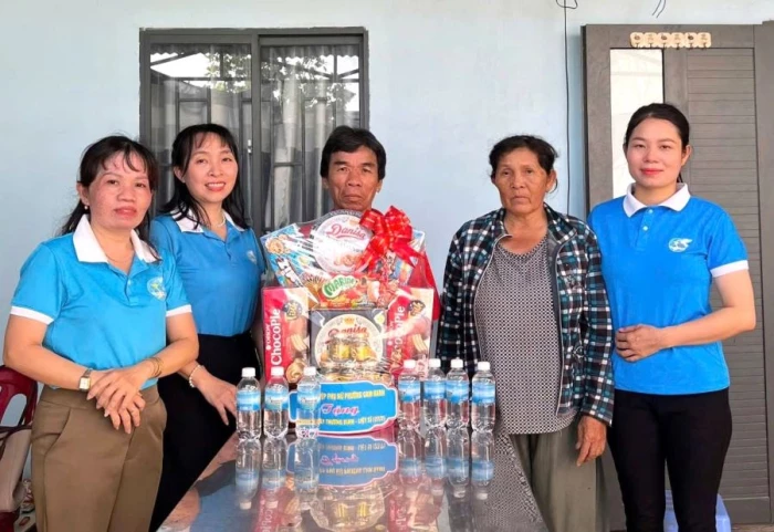 Hội Liên hiệp Phụ nữ phường Cam Ranh thăm, tặng quà các gia đình thờ cúng liệt sĩ 