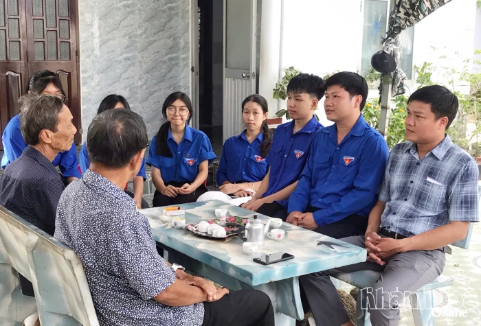 Đoàn xã Phước Hữu phối hợp thăm, tặng quà hội viên cựu chiến binh có hoàn cảnh khó khăn