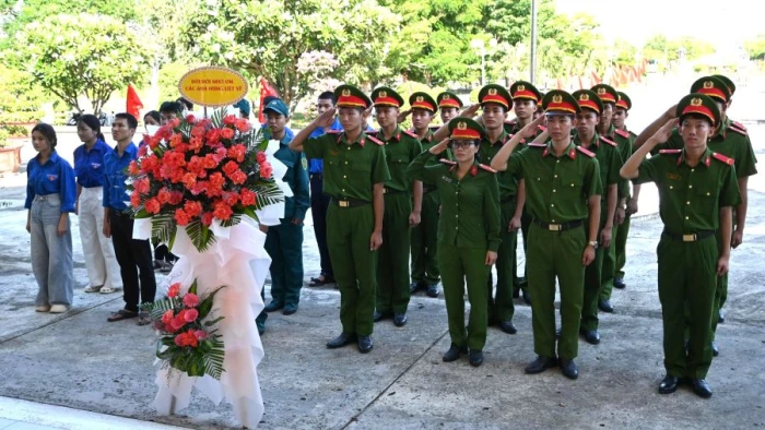 Đoàn Thanh niên Trại tạm giam số 2 Công an tỉnh phối hợp ra quân tổng vệ sinh môi trường