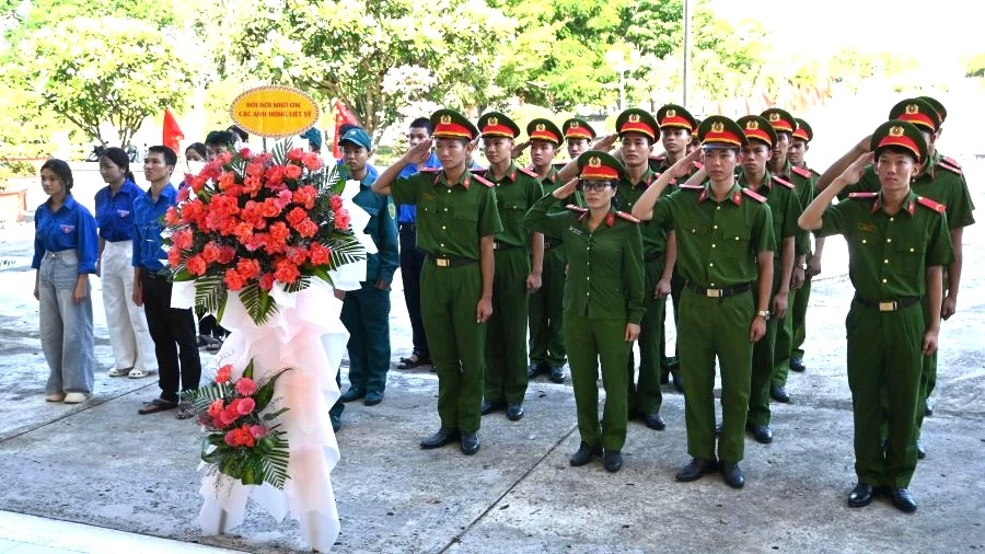 Đoàn Thanh niên Trại tạm giam số 2 Công an tỉnh và Đoàn xã Thuận Bắc dâng hoa, dâng hương tưởng nhớ các anh hùng liệt sĩ.