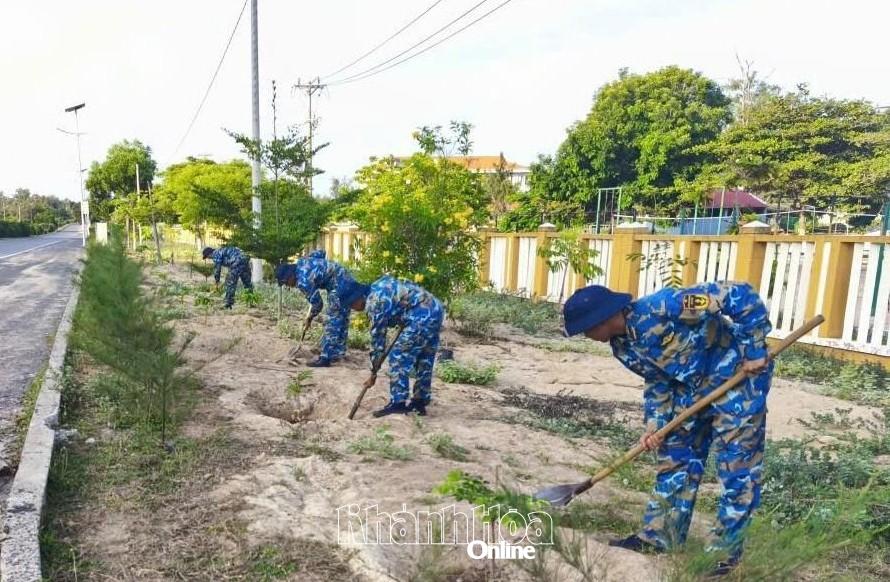 Đoàn viên, thanh niên Lữ đoàn 957 chăm sóc cây xanh trên các tuyến đường.