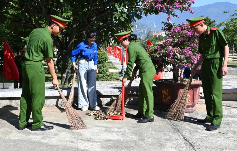 Đoàn viên, thanh niên của 2 đơn vị tham gia tổng vệ sinh tại Nhà bia ghi danh liệt sĩ xã Thuận Bắc.