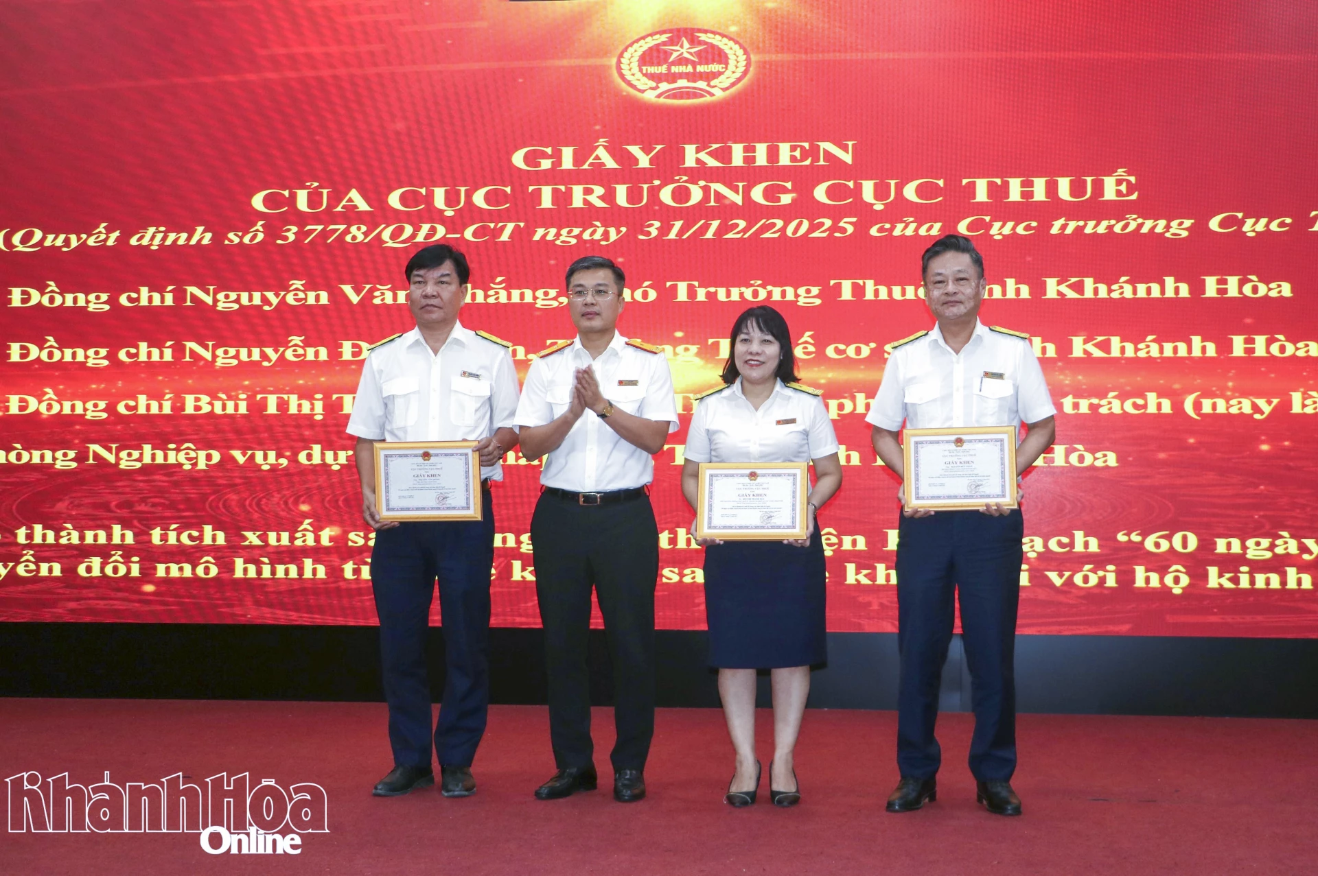 Đồng chí Lê Long trao giấy khen cho các cá nhân.