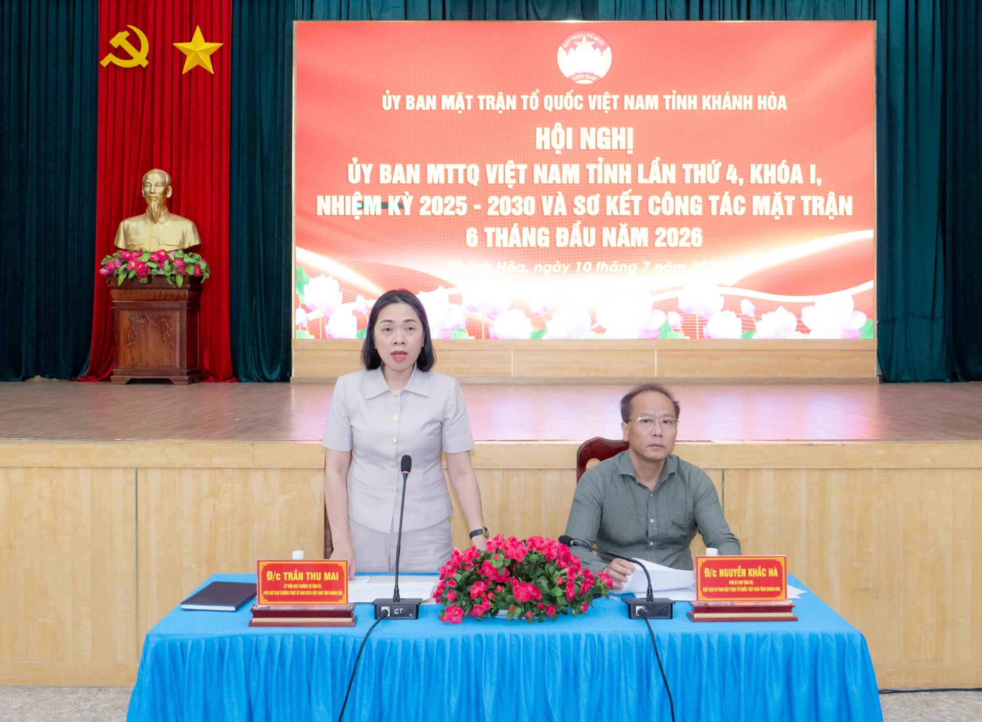 Đồng chí Trần Thu Mai điều hành phần thảo luận.