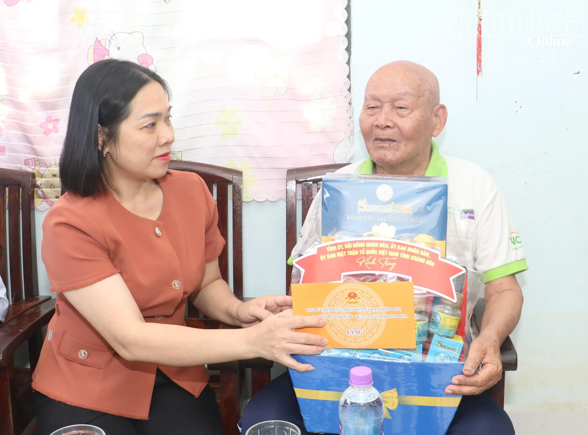 Đồng chí Trần Thu Mai trao quà cho thương binh Hồ Văn Minh.