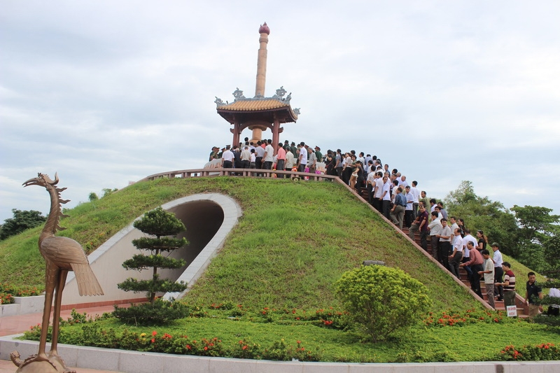 Đài tưởng niệm trung tâm Thành cổ Quảng Trị