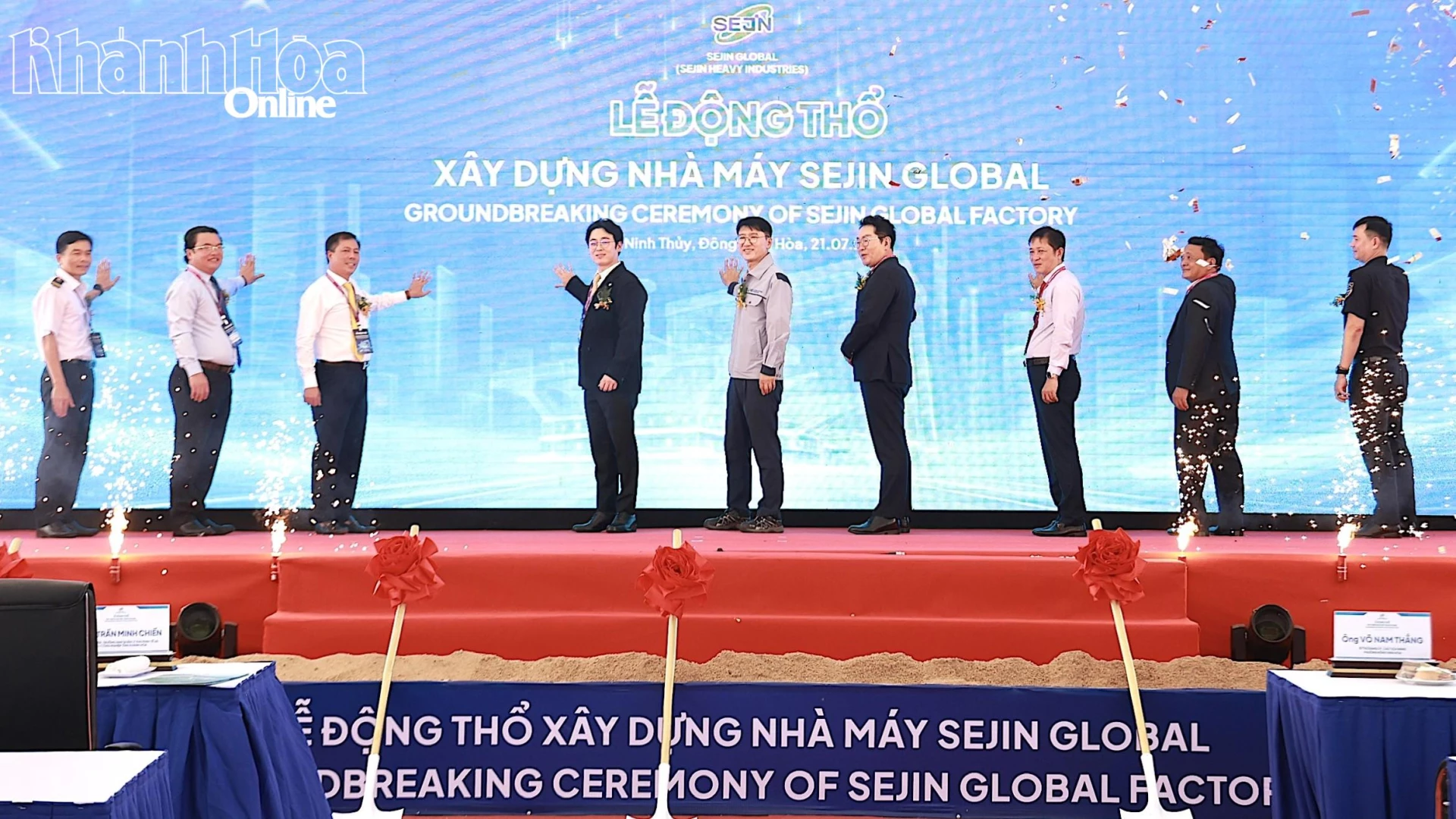 Các đại biểu thực hiện nghi thức ấn nút động thổ thực hiện dự án.