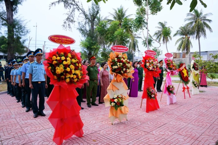 Phường Bắc Cam Ranh dâng hương tri ân các anh hùng liệt sĩ