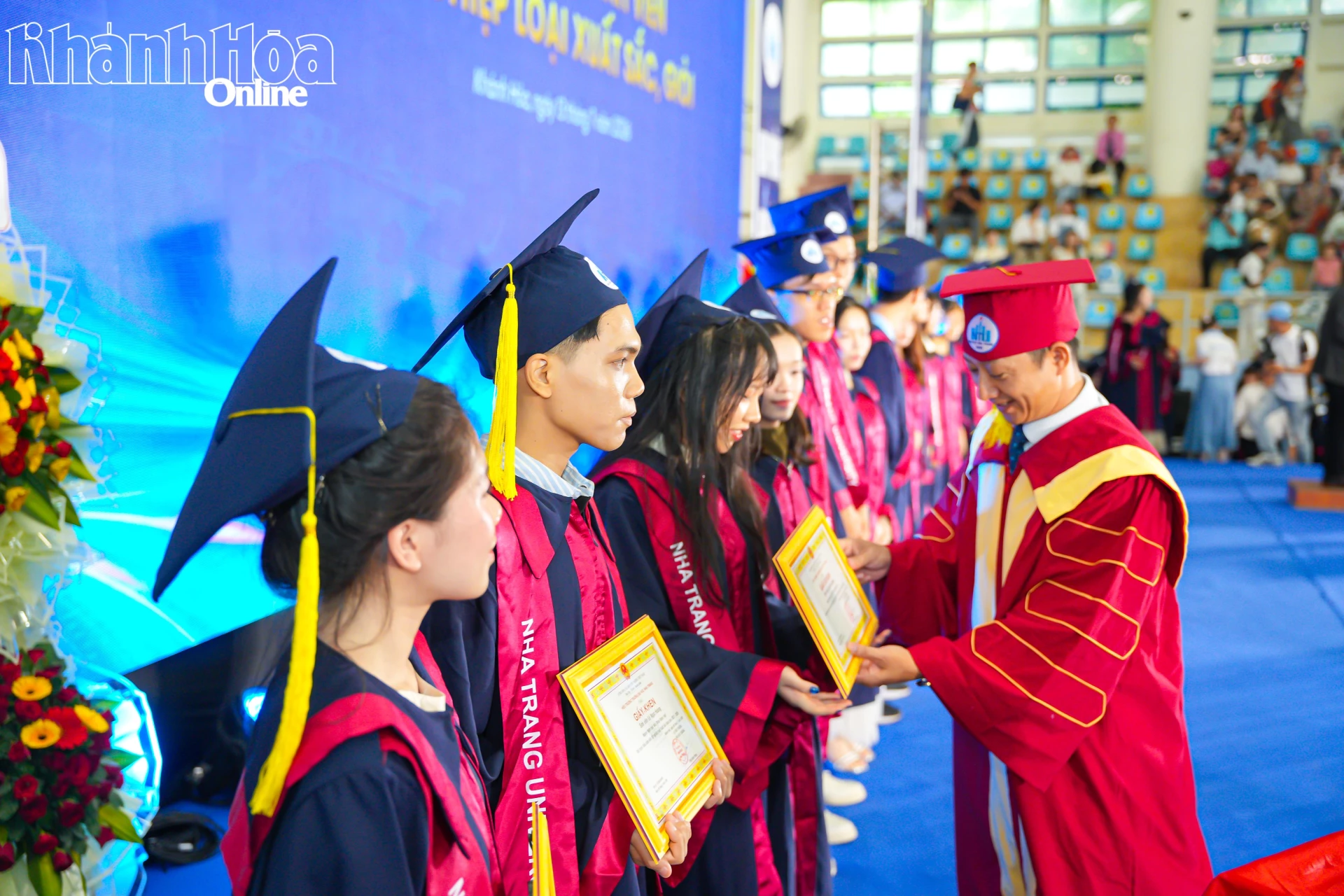 Lãnh đạo Trường Đại học Nha Trang trao giấy khen cho các sinh viên tốt nghiệp loại xuất sắc và giỏi.