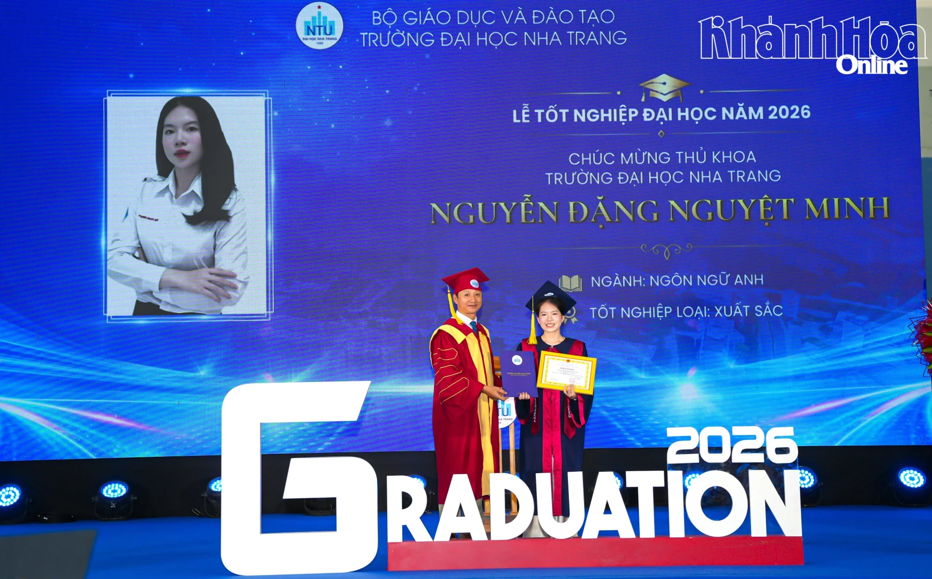 Lãnh đạo Trường Đại học Nha Trang trao giấy khen và bằng tốt nghiệp cho sinh viên tốt nghiệp thủ khoa của trường.