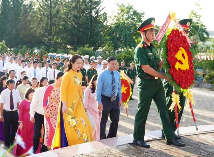 Xã Cam Lâm tổ chức dâng hương tại Đài tưởng niệm liệt sĩ xã