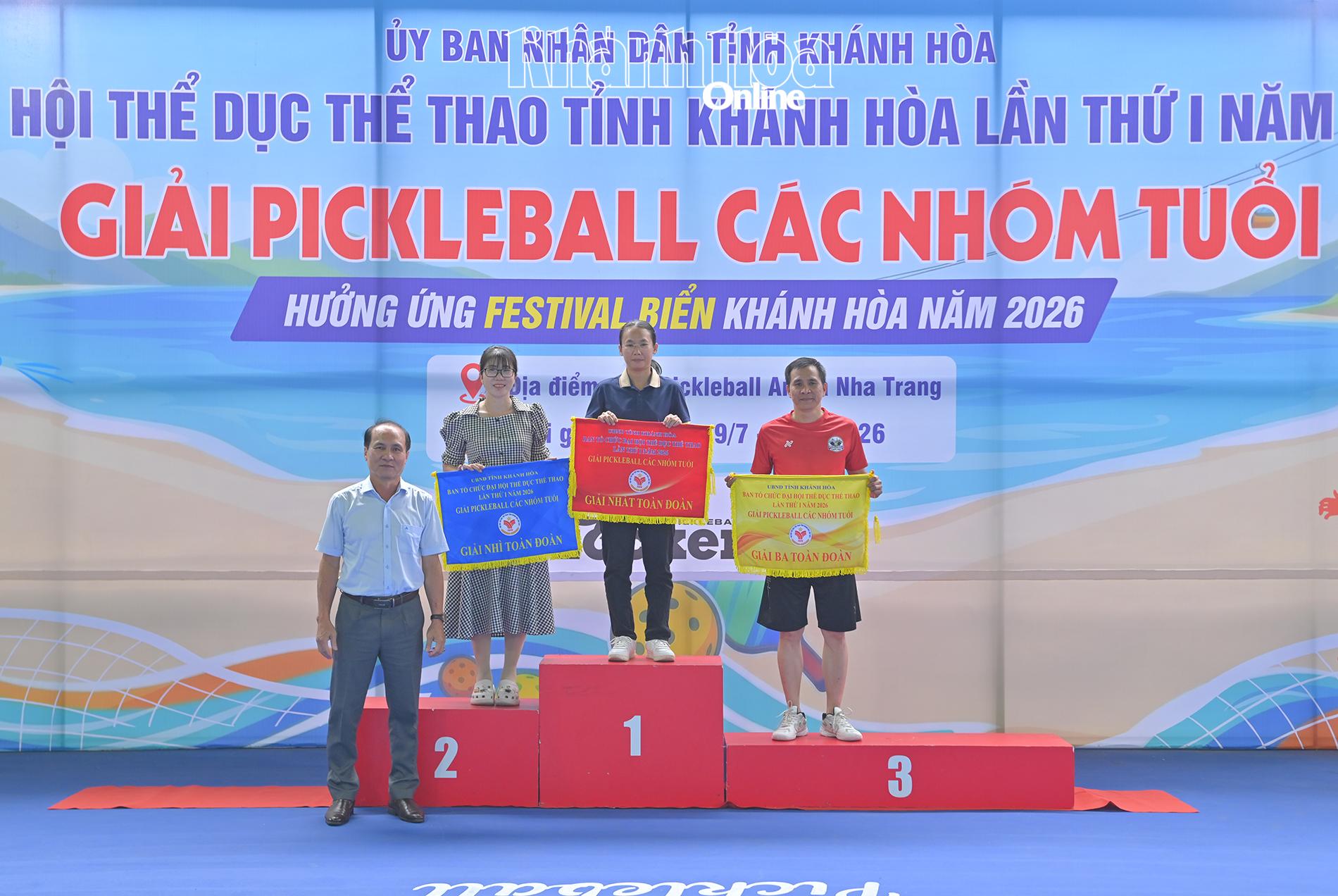 Ban tổ chức trao giải toàn đoàn cho các đơn vị đạt thành tích xuất sắc.