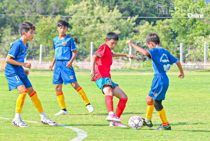 Sôi nổi sân chơi bóng đá phong trào lứa tuổi 13