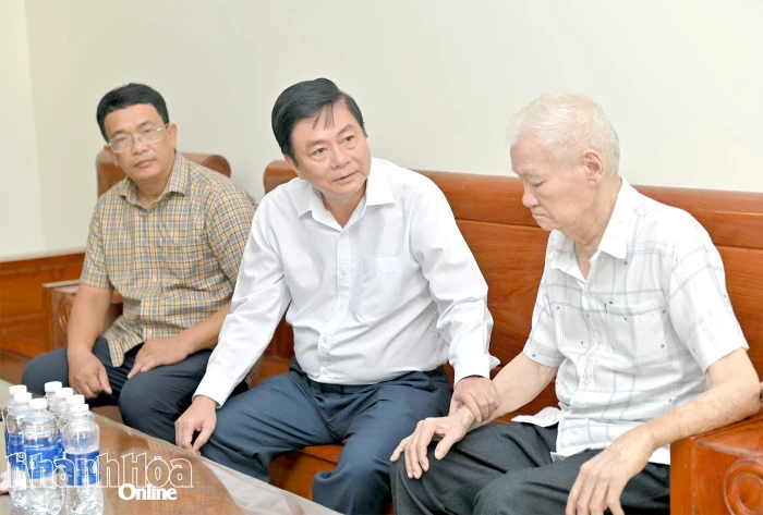 Phó Chủ tịch Thường trực HĐND tỉnh Lữ Thanh Hải thăm, tặng quà người có công tại xã Nam Ninh Hòa
