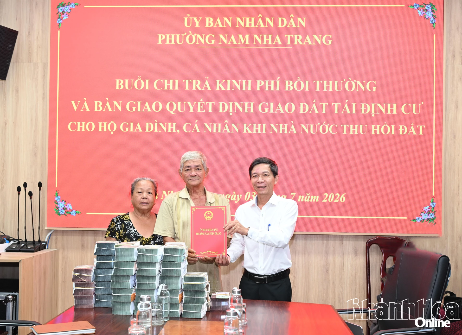Chủ tịch UBND phường Nguyễn Văn Minh bàn giao quyết định giao đất tái định cư cho hộ ông Đặng Văn Sang.