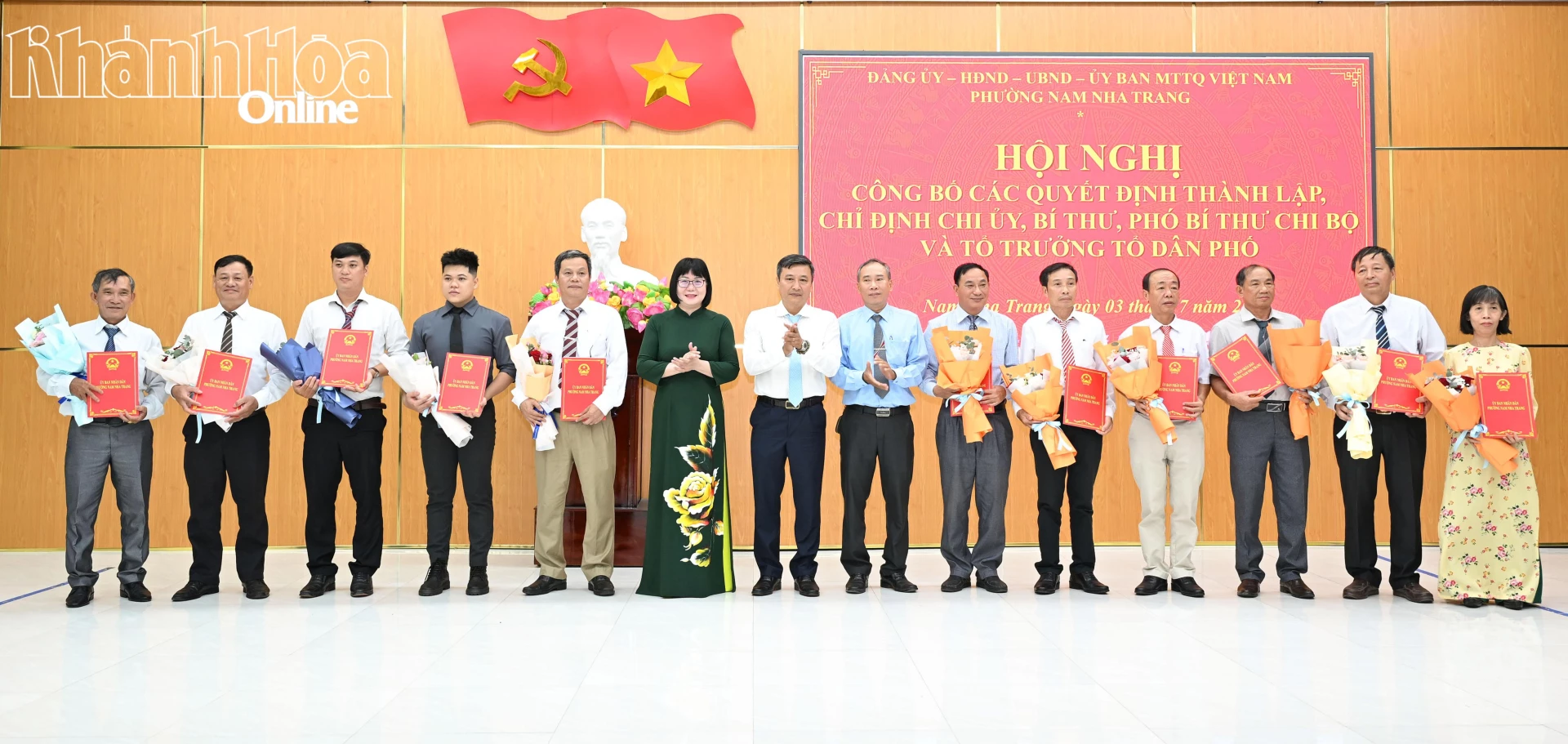 Lãnh đạo Đảng ủy, UBND phường Nam Nha Trang trao quyết định chỉ định tổ trưởng tổ dân phố mới, ngày 3-7-2026.