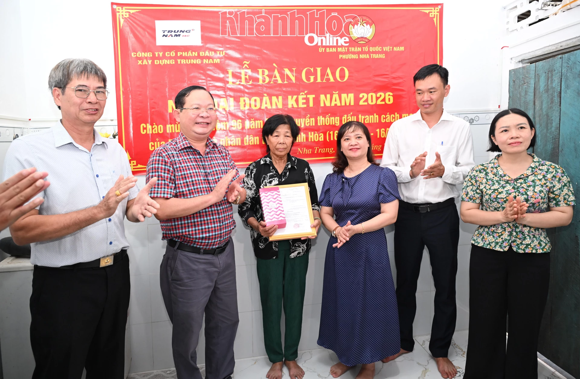 Lãnh đạo Đảng ủy, Ủy ban MTTQ Việt Nam phường, đơn vị tài trợ và tổ dân phố trao quyết định bàn giao nhà Đại đoàn kết cho bà Mười.