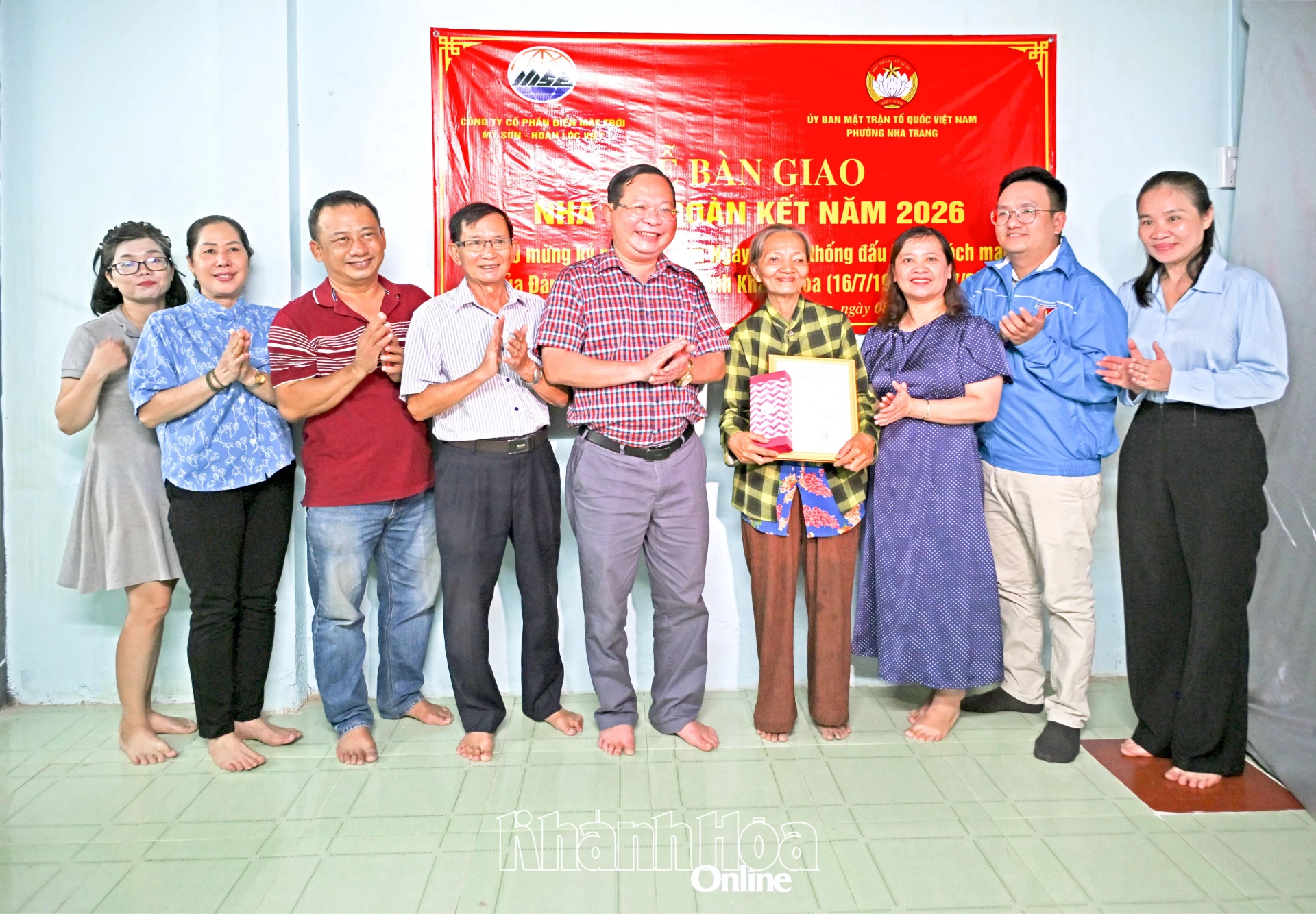 Các đại biểu chúc mừng gia đình bà Dung nhận quyết định bàn giao nhà Đại đoàn kết. 