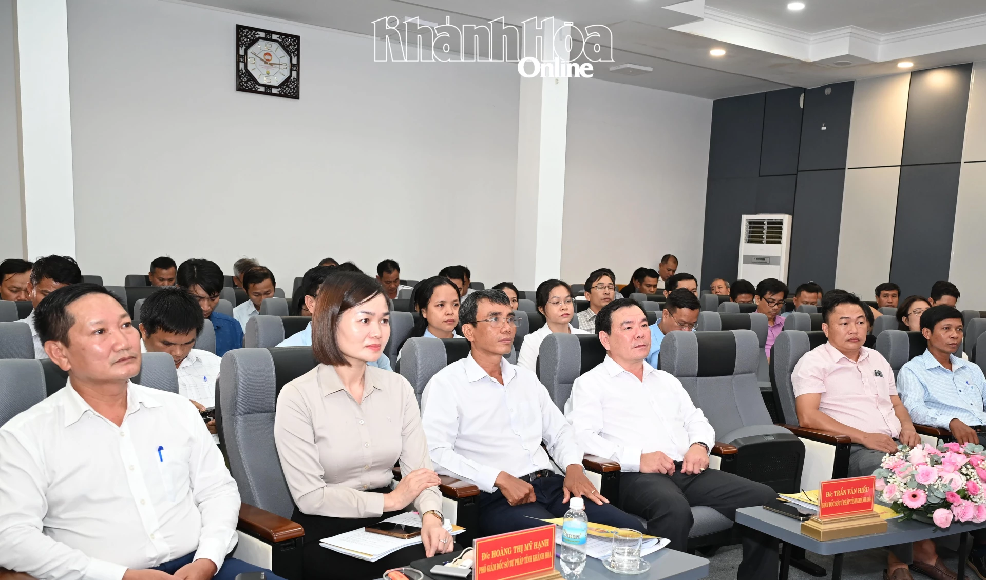 Các đại biểu tham dự hội nghị.