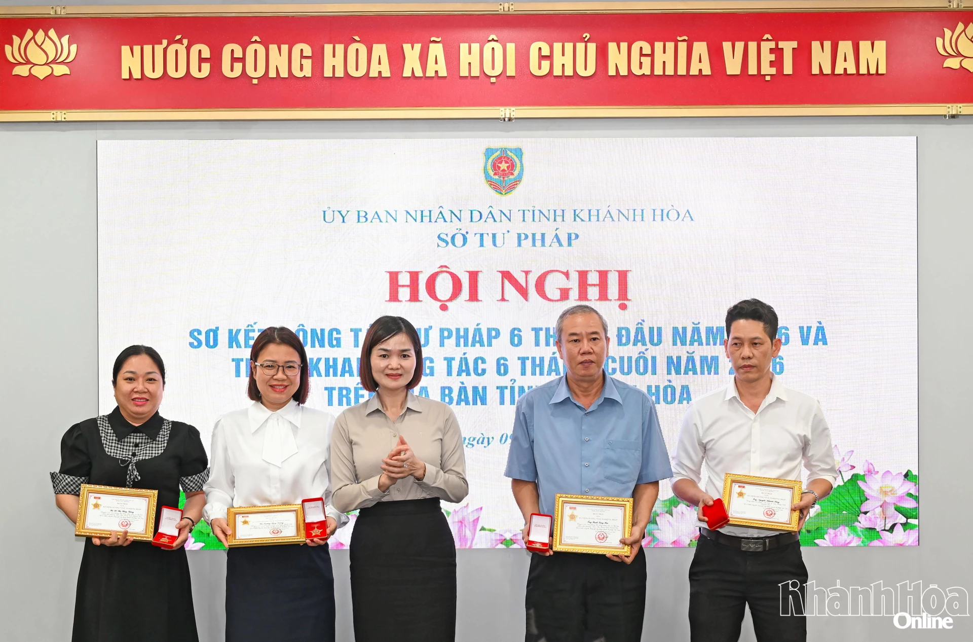 Bà Hoàng Thị Mỹ Hạnh - Phó Giám đốc Sở Tư pháp trao kỷ niệm chương cho các cá nhân.