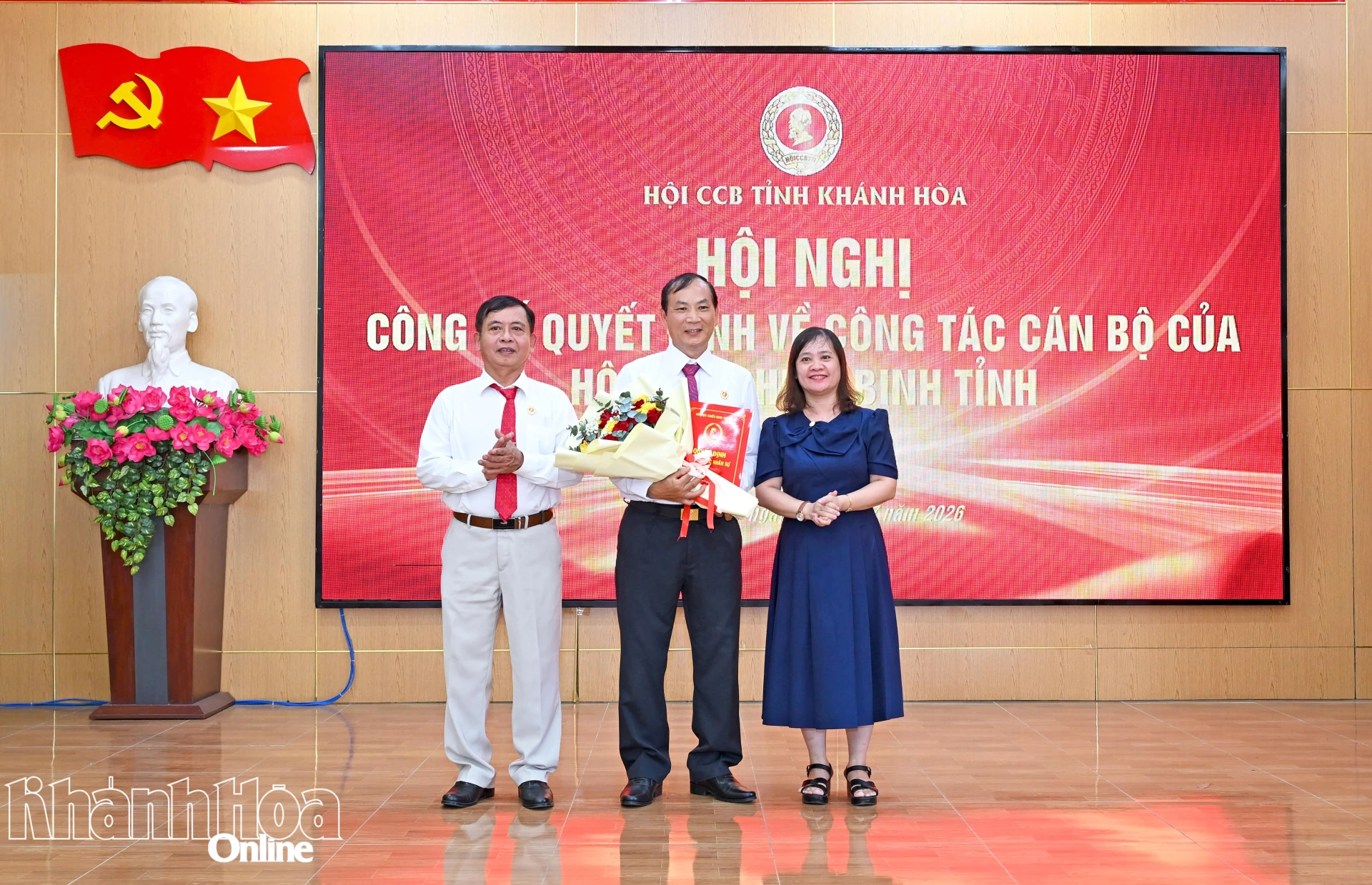 Lãnh đạo Hội Cựu chiến binh tỉnh, Ủy ban MTTQ Việt Nam phường trao quyết định cho ông Hoa Văn Phương.