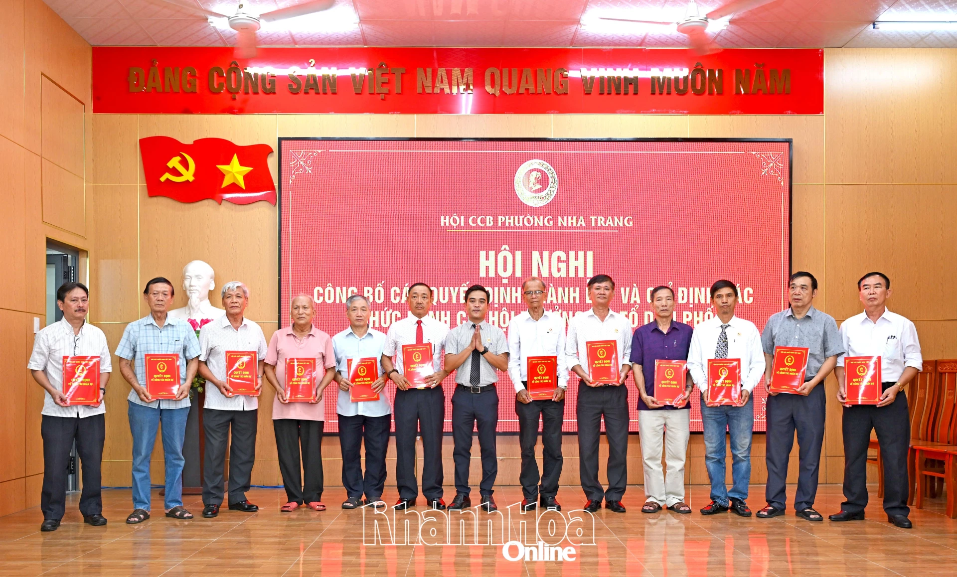 Các chi hội trưởng chi hội cựu chiến binh tổ dân phố sau sắp xếp nhận quyết định.