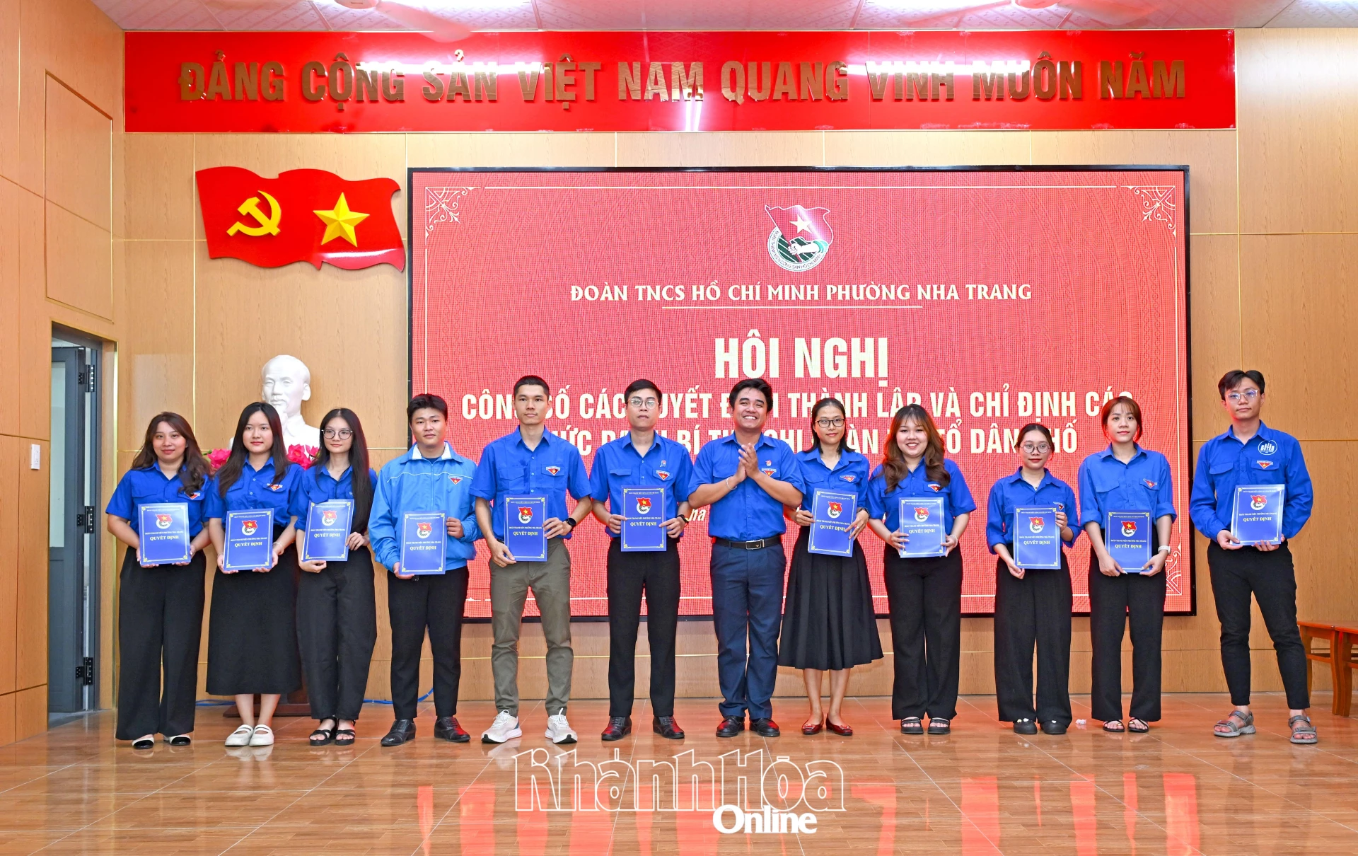 Các bí thư chi đoàn tổ dân phố sau sắp xếp nhận quyết định.
